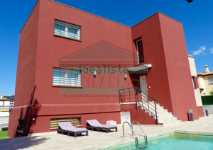 Chalet independiente de 5 dormitorios con piscina en Otura
