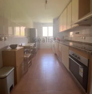 Piso de 4 dormitorios con garaje en Granada