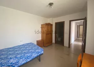 Piso de 4 dormitorios con garaje en Granada