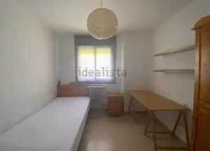 Piso de 4 dormitorios con garaje en Granada