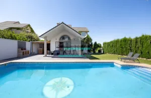 Chalet de 4 dormitorios con piscina en Dílar