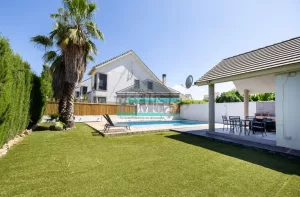 Chalet de 4 dormitorios con piscina en Dílar