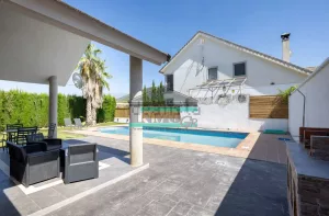 Chalet de 4 dormitorios con piscina en Dílar