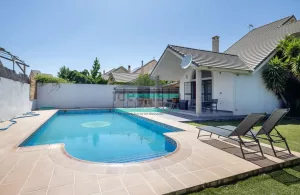 Chalet de 4 dormitorios con piscina en Dílar