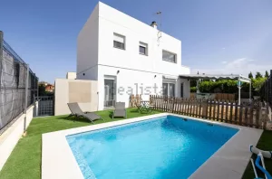 Casa en venta de 4 dormitorios en Ogíjares