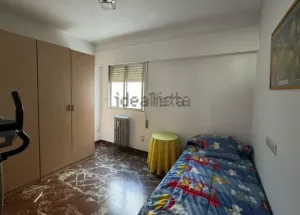 Piso de 6 dormitorios en Granada centro
