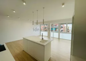 Piso de 3 dormitorios en venta en Granada