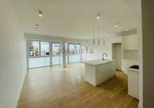 Piso de 3 dormitorios en venta en Granada