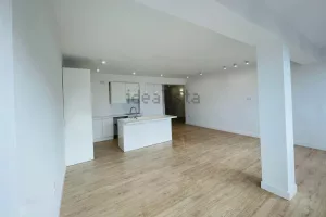Piso de 3 dormitorios en venta en Granada