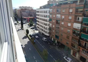 Piso de 3 dormitorios en venta en Granada