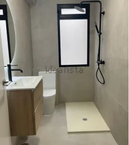 Piso de 3 dormitorios en venta en Granada