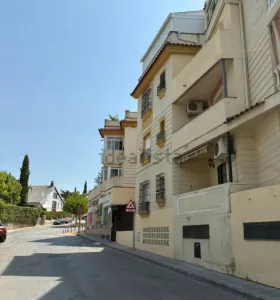 Piso de 3 dormitorios con piscina en Gójar