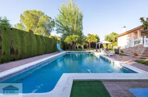 Chalet independiente con piscina en Las Gabias