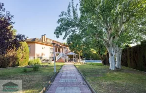 Chalet independiente con piscina en Las Gabias