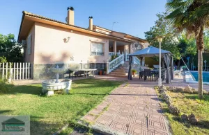 Chalet independiente con piscina en Las Gabias