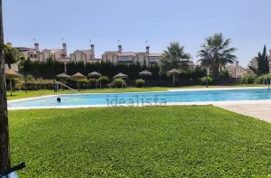 Chalet reformado con 5 dormitorios en Atarfe