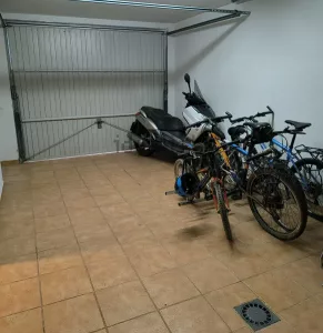 Chalet reformado con 5 dormitorios en Atarfe