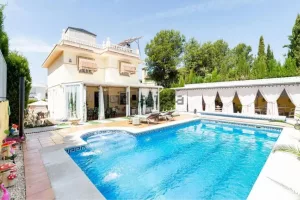 Chalet de 3 dormitorios con piscina en Albolote