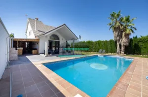 Chalet de 4 dormitorios con piscina en Dílar