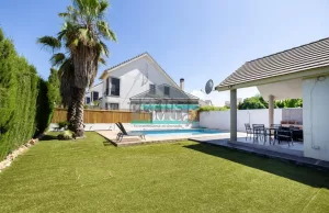 Chalet de 4 dormitorios con piscina en Dílar