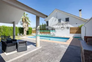 Chalet de 4 dormitorios con piscina en Dílar