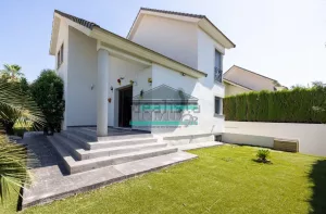 Chalet de 4 dormitorios con piscina en Dílar