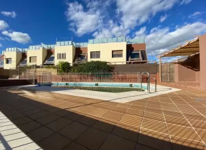 Casa de 4 dormitorios con garaje en Jun