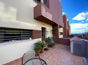 Casa de 4 dormitorios con garaje en Jun