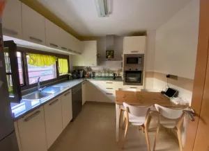 Casa de 4 dormitorios con garaje en Jun