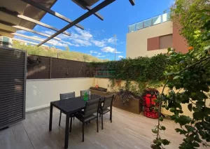 Casa de 4 dormitorios con garaje en Jun