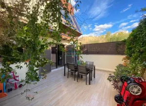 Casa de 4 dormitorios con garaje en Jun