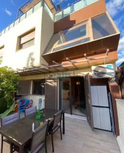 Casa de 4 dormitorios con garaje en Jun