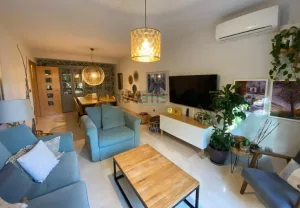 Casa de 4 dormitorios con garaje en Jun