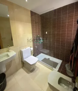 Casa de 4 dormitorios con garaje en Jun