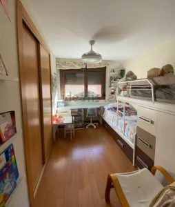 Casa de 4 dormitorios con garaje en Jun