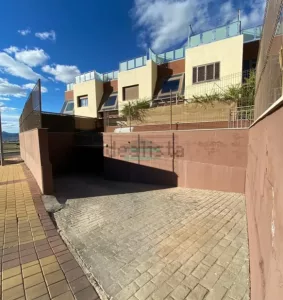 Casa de 4 dormitorios con garaje en Jun