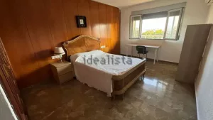 Piso de 5 dormitorios en Avda de la Constitución