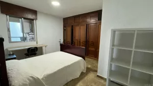 Piso de 5 dormitorios en Avda de la Constitución