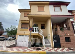 Casa de 4 dormitorios en Albolote