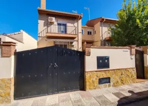 Casa en venta de 3 dormitorios en Ogíjares