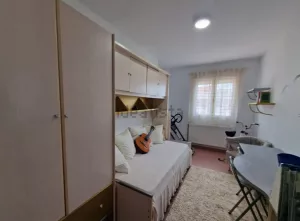 Piso reformado con garaje en Granada centro