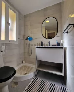 Piso reformado con garaje en Granada centro