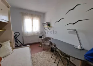 Piso reformado con garaje en Granada centro