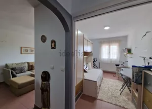 Piso reformado con garaje en Granada centro