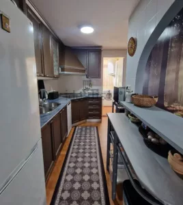 Piso reformado con garaje en Granada centro