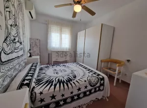 Piso reformado con garaje en Granada centro