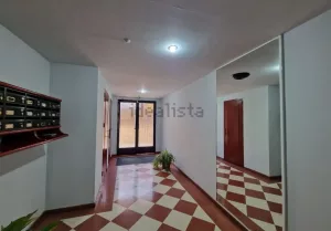 Piso reformado con garaje en Granada centro