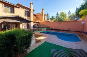Chalet de 4 dormitorios con piscina en La Zubia