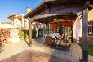 Chalet de 4 dormitorios con piscina en La Zubia