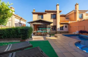 Chalet de 4 dormitorios con piscina en La Zubia